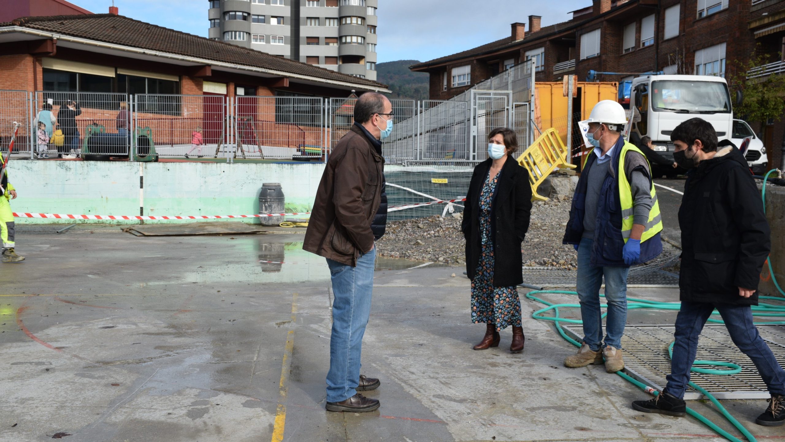 La alcaldesa y el concejal de Urbanismo visitan la obra de la cubierta del colegio Cristobal Gamón