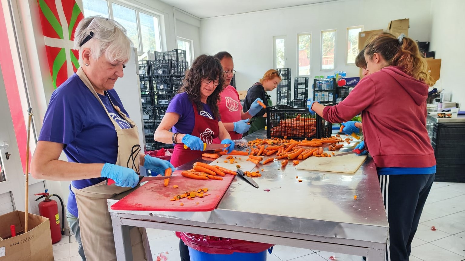 El Ayuntamiento de Errenteria concede una ayuda de 8.000 € para que el proyecto Zaporeak siga dando comidas en los campos de personas refugiadas