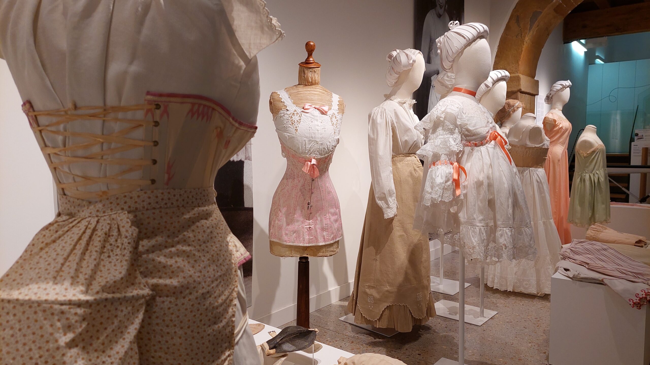 Jantziaren Zentroa acoge una exposición sobre la historia de la lencería