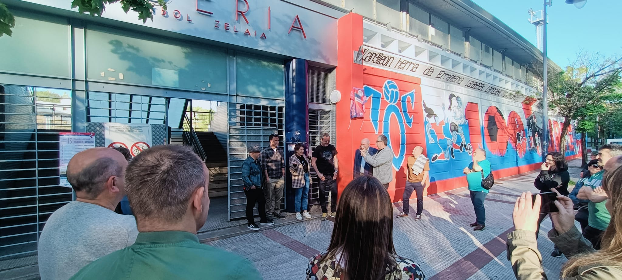 La inauguración del mural del campo de fútbol de Fanderia cierra el centenario del Touring KE